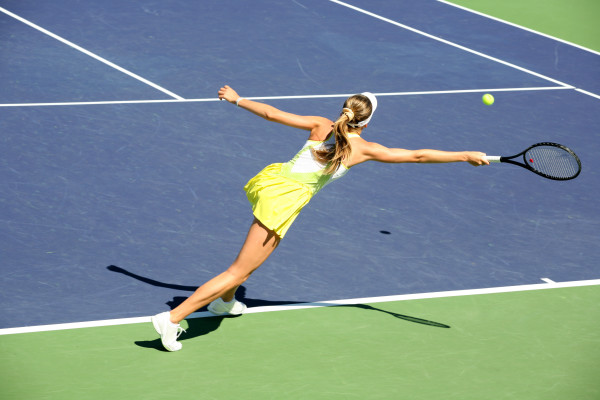 woman playing tennis