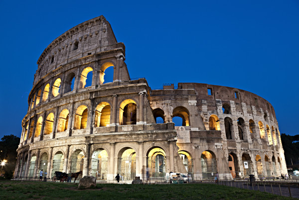 Roma, il Colosseo al crepuscolo