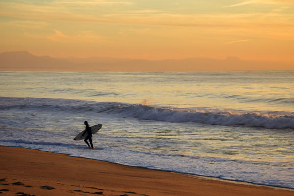 Le surfeur  Anglet prs de Biarritz