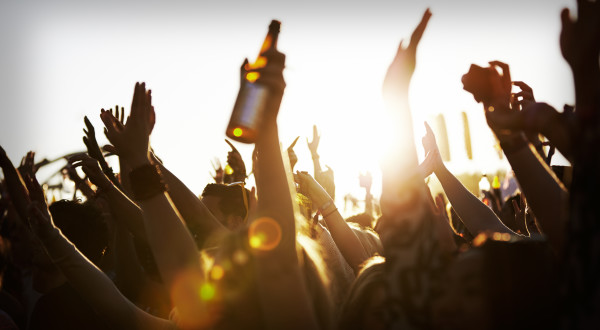 Crowds Enjoying Themselves At Outdoor Music Festival - Custom Wallpaper Crowds Enjoying Themselves At Outdoor Music Festival - Custom Wallpaper