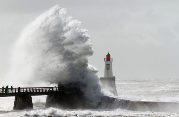 Tempte sur le phare de la grande jete (La Chaume)