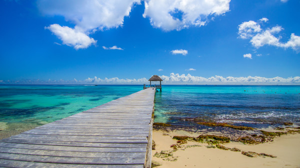 Ponton et bungalow sur pilotis sur fond d’eau turquoise