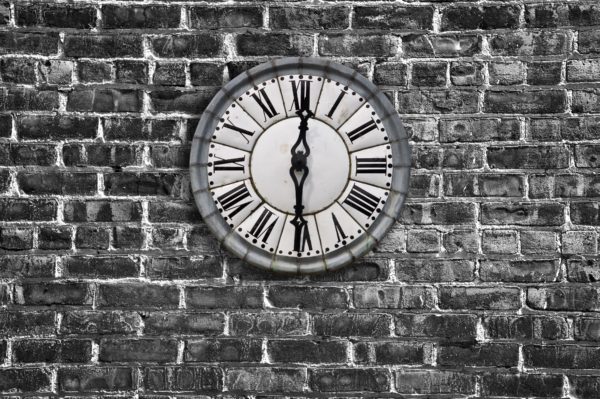 Horloge ancienne, fond mur noir et blanc