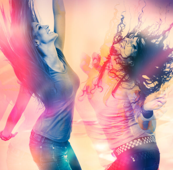 Dance remix 2. Две девушки танцуют. Девушка танцует в клубе. Девушка на танцполе. Вечеринка танцы.